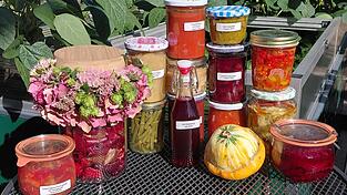 Ernteprodukte: Erstmals hat Katharina Spornraft „Fruchtleder“ hergestellt und in ein mit Blumen dekoriertes Glas verpackt. Ernteprodukte: Erstmals hat Katharina Spornraft „Fruchtleder“ hergestellt und in ein mit Blumen dekoriertes Glas verpackt.