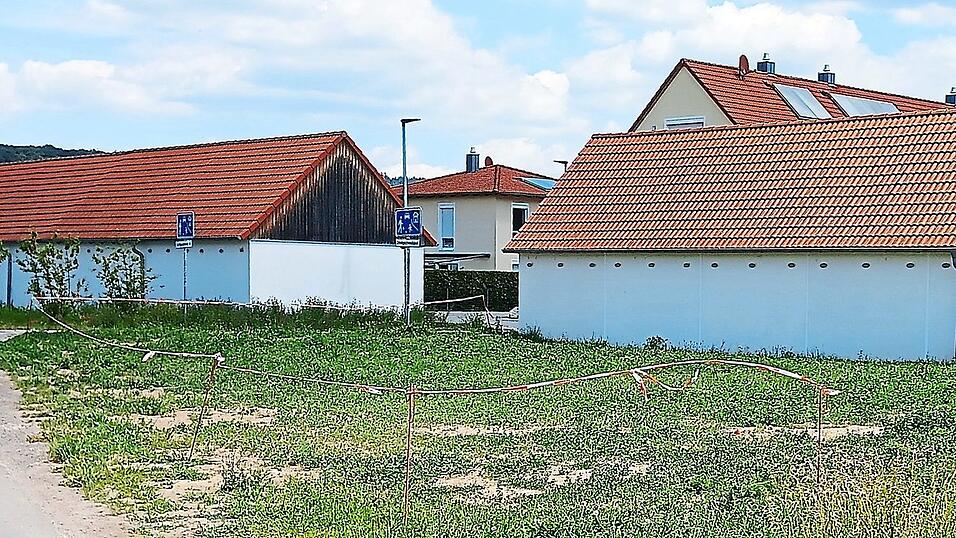 Auf dem ehemaligen Spielplatz im Westen der Carl-Orff-Straße hätten Anwohner gerne öffentliche Parkplätze.