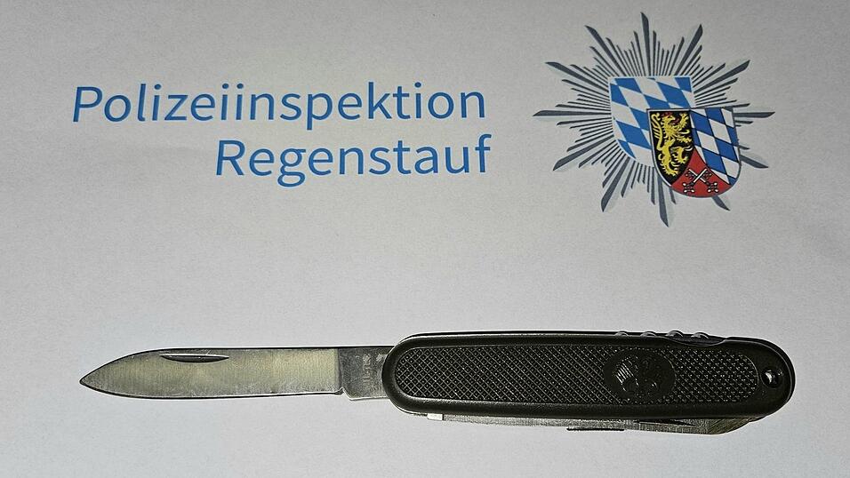 Das sichergestellte Taschenmesser. Das sichergestellte Taschenmesser.