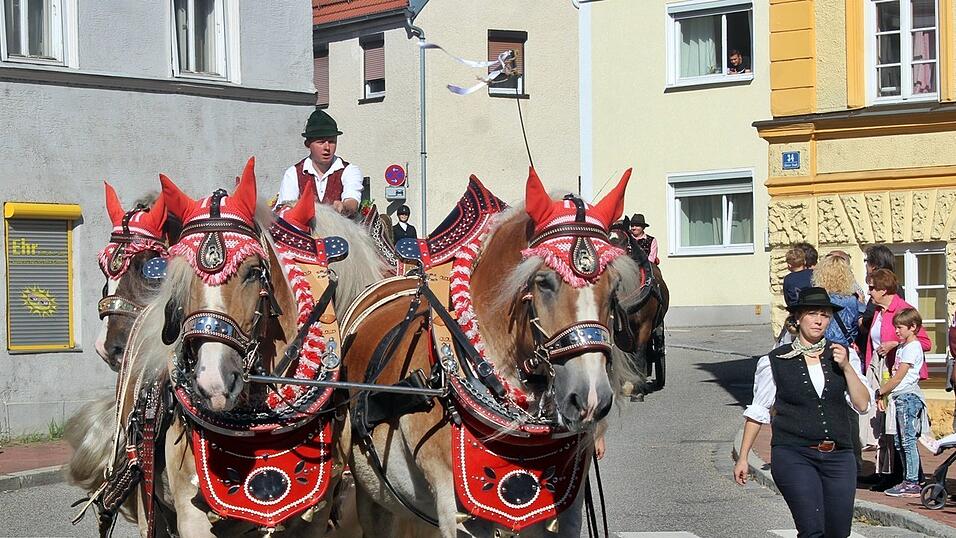 Viele Besucher verfolgten am Sonntag den Umzug auf dem Vilsbiburger Stadtplatz. Viele Besucher verfolgten am Sonntag den Umzug auf dem Vilsbiburger Stadtplatz.