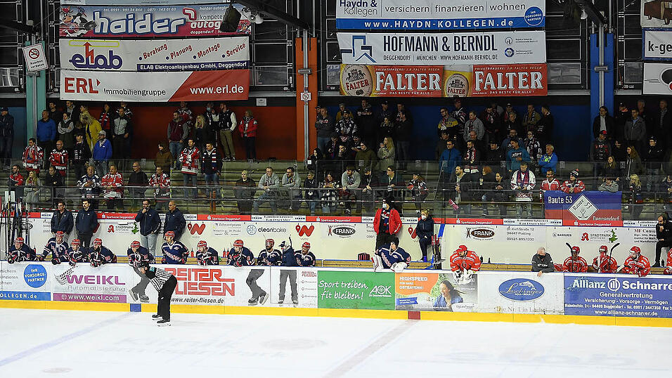 Bilder wie diese wird es vom Spiel des Deggendorfer SC gegen Landshut nicht geben. Das Testspiel wird vor leeren R&auml;ngen stattfinden.