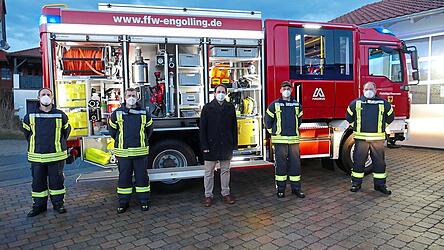Kommandant Josef Schober (r.), sein Stellvertreter Andreas Strasser (2. v. r.) sowie die Maschinisten Franz S&uuml;&szlig; (l.) und Michael Hofmann (2. v. l) &uuml;berf&uuml;hrten das neue LF 10 von Ulm nach Auerbach, wo sie B&uuml;rgermeister Gerhard Weber in Empfang nahm.