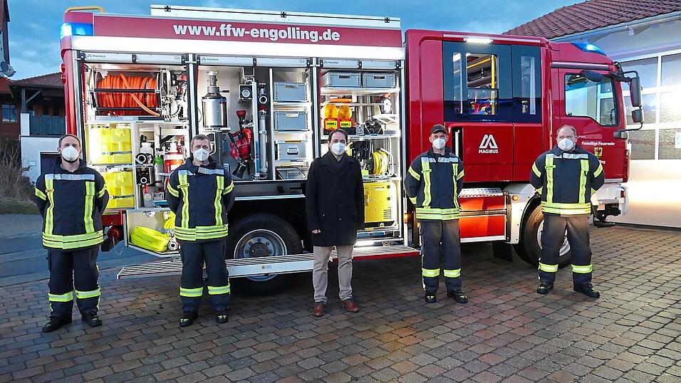 Kommandant Josef Schober (r.), sein Stellvertreter Andreas Strasser (2. v. r.) sowie die Maschinisten Franz S&uuml;&szlig; (l.) und Michael Hofmann (2. v. l) &uuml;berf&uuml;hrten das neue LF 10 von Ulm nach Auerbach, wo sie B&uuml;rgermeister Gerhard Weber in Empfang nahm.