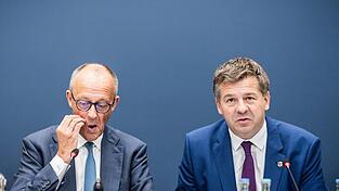 Bundeskanzler Frieddrich Merz (l.) scheint verlegen zu sein, während Sachsen-Anhalts Ministerpräsident Sven Schulze das für die CDU katastrophale Wahlergebnis zu erklären versucht. Bundeskanzler Frieddrich Merz (l.) scheint verlegen zu sein, während Sachsen-Anhalts Ministerpräsident Sven Schulze das für die CDU katastrophale Wahlergebnis zu erklären versucht.