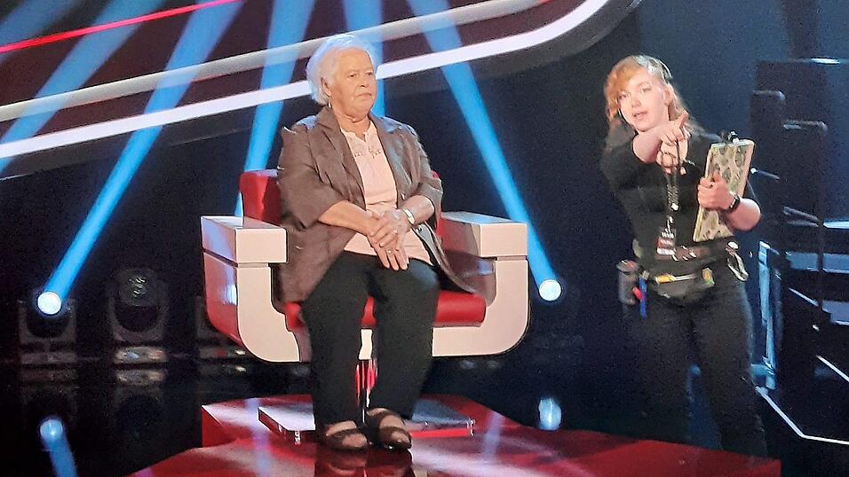 Renate Wanninger (links) darf auf dem Stuhl bei 'Kaum zu glauben' Platz nehmen. Ob das prominente Rateteam auf die Lösung kommt? Renate Wanninger (links) darf auf dem Stuhl bei 'Kaum zu glauben' Platz nehmen. Ob das prominente Rateteam auf die Lösung kommt?