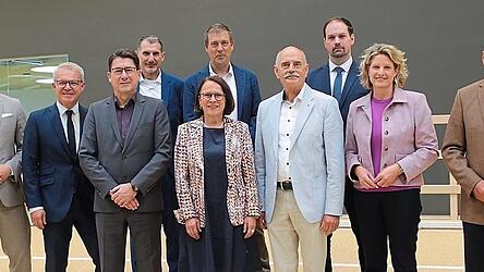 Gerhard Neubauer (erste Reihe von rechts), Astrid Freudenstein, Hans Schaidinger, Gertrud Maltz-Schwarzfischer und Manfred Koller freuten sich beim Festakt, mit dem Sportpark „was Gscheit’s“ gemacht zu haben.