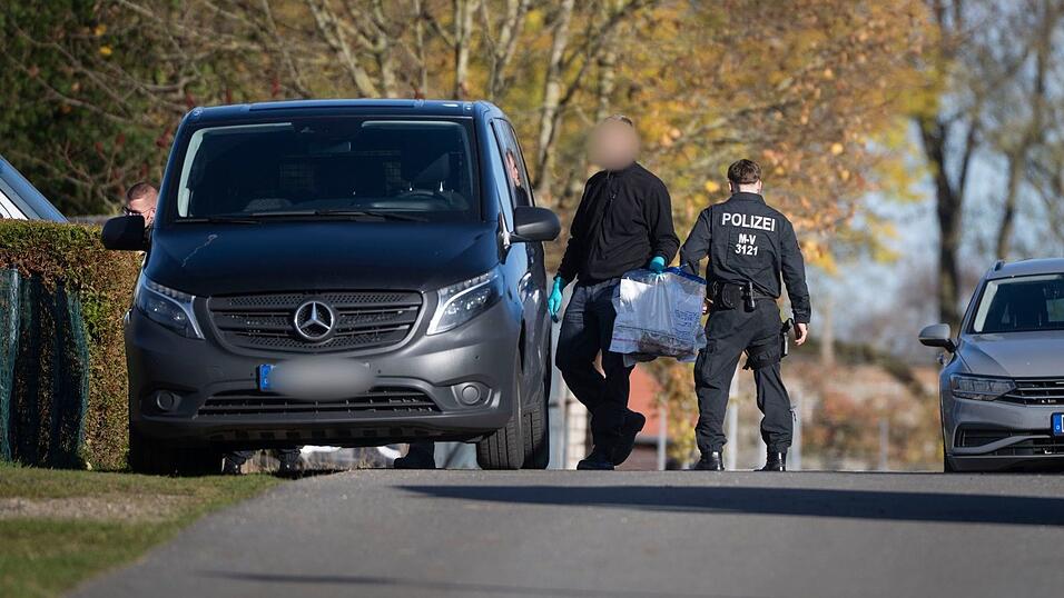 Rund zehn Stunden dauerten die Durchsuchungen am Donnerstag im Mordfall Fabian an. Rund zehn Stunden dauerten die Durchsuchungen am Donnerstag im Mordfall Fabian an.