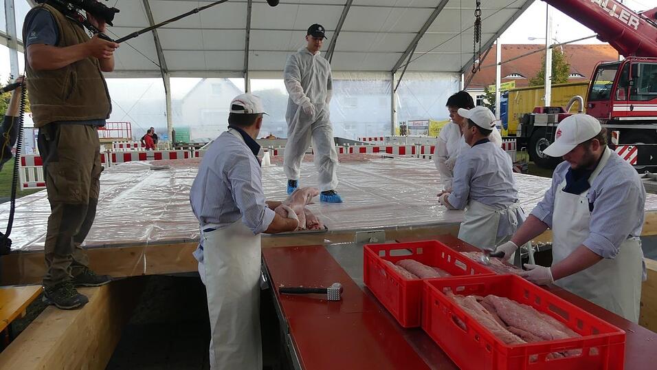Hunderte freiwillige Helfer haben angepackt und zusammen mit den beiden Initiatoren Werner Biersack und Rudi Dietl das XXL-Schnitzel vorbereitet und gebraten. Das Spektakel vor einem Jahr lockte Tausende Besucher nach Mengkofen.