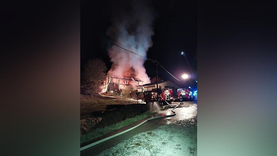 Bei einem Brand auf einem Bauernhof im Landkreis Deggendorf kamen mehrere Rinder ums Leben.