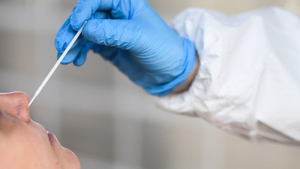 Für fingierte Corona-Tests soll ein Mann in Schwaben mehr als 200.000 Euro bekommen haben. (Symbolbild) Für fingierte Corona-Tests soll ein Mann in Schwaben mehr als 200.000 Euro bekommen haben. (Symbolbild)