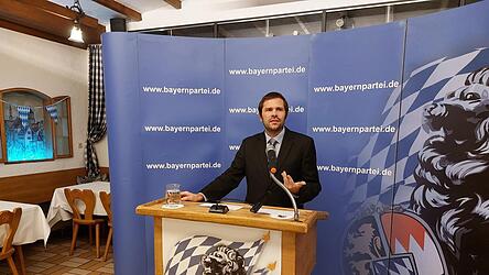 Thomas Hummel, Landesvorsitzender der Bayernpartei, wirft Ministerpr&auml;sident Markus S&ouml;der mangelnde Eigenst&auml;ndigkeit gegen&uuml;ber dem Bundestag vor.