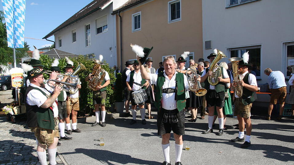 Beim Standkonzert vor dem Gasthaus Hans Eigner trifft sich die Prominenz zum Auszug. Beim Standkonzert vor dem Gasthaus Hans Eigner trifft sich die Prominenz zum Auszug.