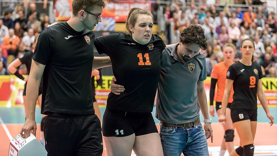 Mit schmerzverzerrtem Gesicht musste Carina Aulenbrock beim letzten Heimspiel vom Feld. Mit schmerzverzerrtem Gesicht musste Carina Aulenbrock beim letzten Heimspiel vom Feld.