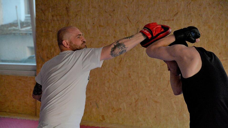 Sinnloses Prügeln? Beim Kampfsport MMA kommt es auch auf die Technik und die geistige und körperliche Fitness an. Sinnloses Prügeln? Beim Kampfsport MMA kommt es auch auf die Technik und die geistige und körperliche Fitness an.