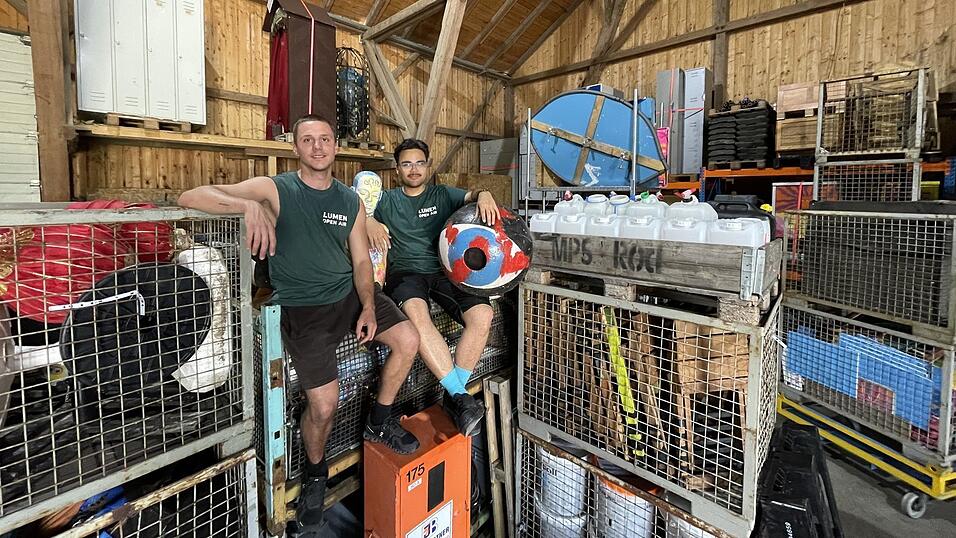 In einer Scheune stapelt sich kistenweise das Material vom Verein Nachhall, der das Lumen-Open-Air organisiert. Marco Renner (links) leitet den Verein und das Festival. Einer seiner Unterst&uuml;tzer ist Dennis Sander (rechts).