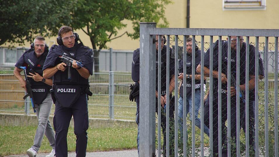 Neutraublinger Einsatzkr&auml;fte beim Eintreffen in Oberachdorf.