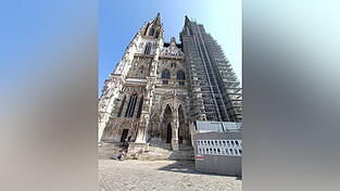 Das Hauptportal (Mitte) ist wieder ohne Ger&uuml;st. Der S&uuml;dturm (rechts) bleibt weiter einger&uuml;stet.