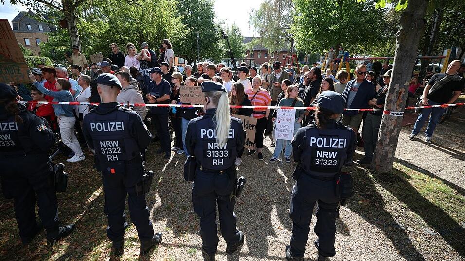 Der Besuch des Bundeskanzlers in Hürtgenwald wurde von Protesten begleitet. Der Besuch des Bundeskanzlers in Hürtgenwald wurde von Protesten begleitet.