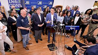Der demokratische Gouverneur von Illinois, JB Pritzker, bei einer Pressekonferenz mit aus Texas «geflohenen» Demokraten.