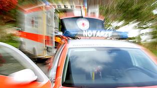Auf der B8 nahe Stra&szlig;kirchen hat es am Montag gekracht. Die Rettungskr&auml;fte versorgten die Verletzten. (Symbolbild)