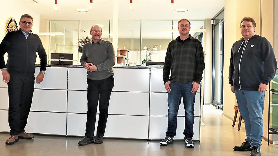 Profitieren von der schnelleren Internetverbindung im Gewerbegebiet Reichsdorf Nord: Stefan Fritz (v.li.), Herbert Preuß, Thomas Kugel und Dr. Marc Teran. Profitieren von der schnelleren Internetverbindung im Gewerbegebiet Reichsdorf Nord: Stefan Fritz (v.li.), Herbert Preuß, Thomas Kugel und Dr. Marc Teran.