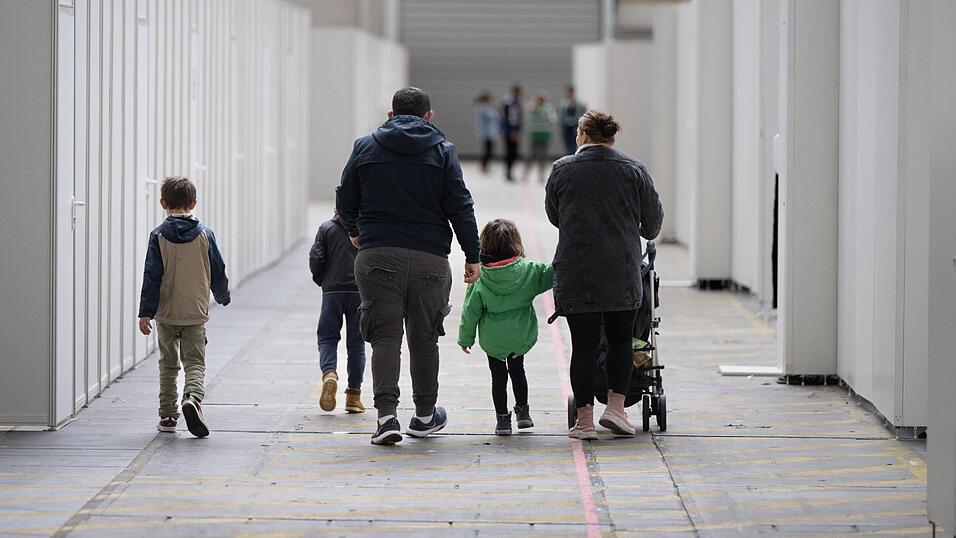 Merz und Dobrindt versuchen, die Folgen der Migrationspolitik Merkels zu begrenzen.