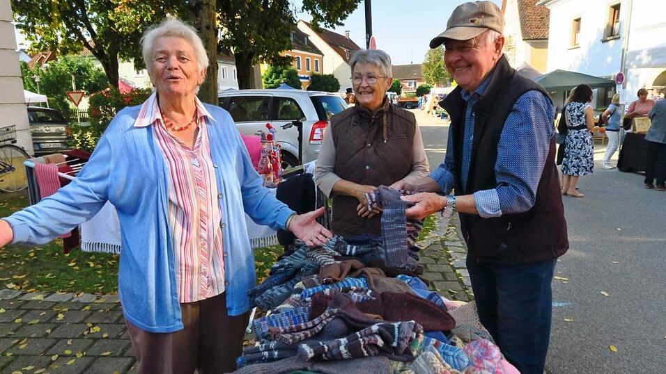 Christa Hofbauer aus Mötzing (links) strickt ihre Socken für einen guten Zweck. Christa Hofbauer aus Mötzing (links) strickt ihre Socken für einen guten Zweck.