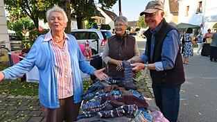 Christa Hofbauer aus Mötzing (links) strickt ihre Socken für einen guten Zweck.