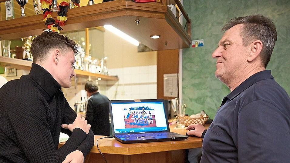 Mit seinem einstigen Jugendtrainer Josef Hilmer schwelgte Eric Martel (links) am Freitagabend beim Betrachten alter Fotos in Erinnerungen. Mit seinem einstigen Jugendtrainer Josef Hilmer schwelgte Eric Martel (links) am Freitagabend beim Betrachten alter Fotos in Erinnerungen.