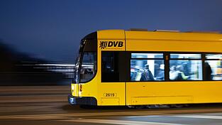 In der Dresdner Neustadt kam es in der Nacht zu Sonntag in einer Straßenbahn zu einem Messerangriff. (Symbolfoto)