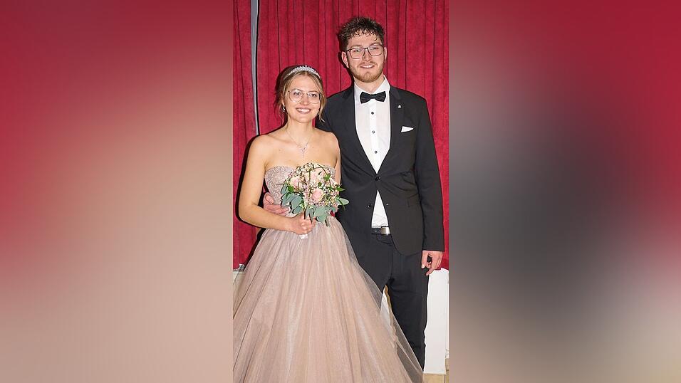 Im altrosafarbenen Prinzessinnenkleid zieht die K&ouml;nigin an der Seite des Burschenvorstands in den Hecht-Saal ein.