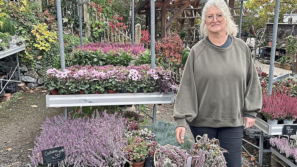 Doris Wiethaler steht vor ihrer Ausstellung für Allerheiligen. Vor ihr liegen zwei weitere, größere Blumengestecke. Links ein modernes mit viel weißer Farbe und rechts eines mit Herz. Die Form komme gut an, sagt Wiethaler. Doris Wiethaler steht vor ihrer Ausstellung für Allerheiligen. Vor ihr liegen zwei weitere, größere Blumengestecke. Links ein modernes mit viel weißer Farbe und rechts eines mit Herz. Die Form komme gut an, sagt Wiethaler.