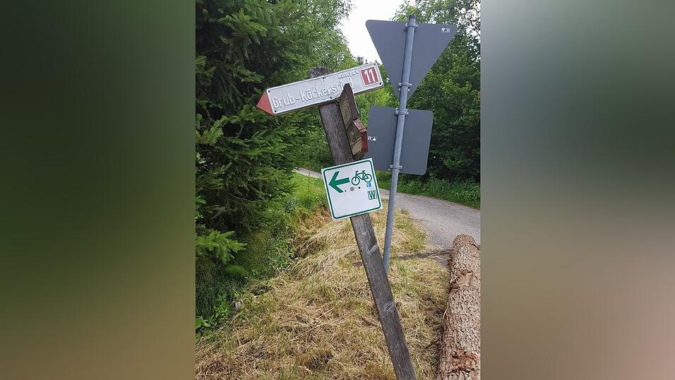 Eigentlich ist der Waldbahnradweg weg sehr idyllisch. Daher hofft die Gemeinde Grafling, dass sich die Verkehrssituation rund um die B11 bald wieder beruhigt und der Radweg nicht mehr von Autofahrern befahren wird. Eigentlich ist der Waldbahnradweg weg sehr idyllisch. Daher hofft die Gemeinde Grafling, dass sich die Verkehrssituation rund um die B11 bald wieder beruhigt und der Radweg nicht mehr von Autofahrern befahren wird.