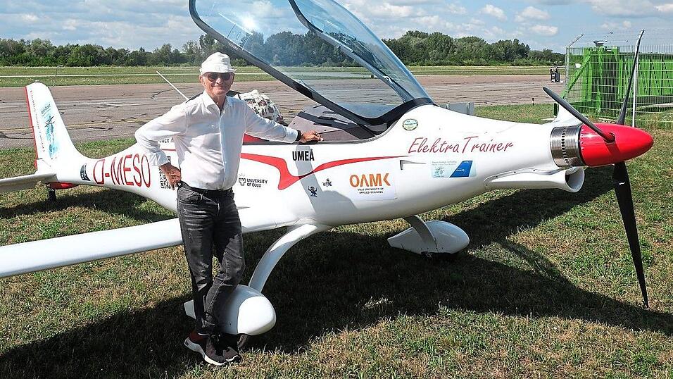 Der 77-j&auml;hrige Pilot Uwe Nortmann und sein Elektroflieger.