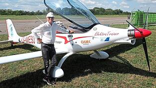 Der 77-j&auml;hrige Pilot Uwe Nortmann und sein Elektroflieger.