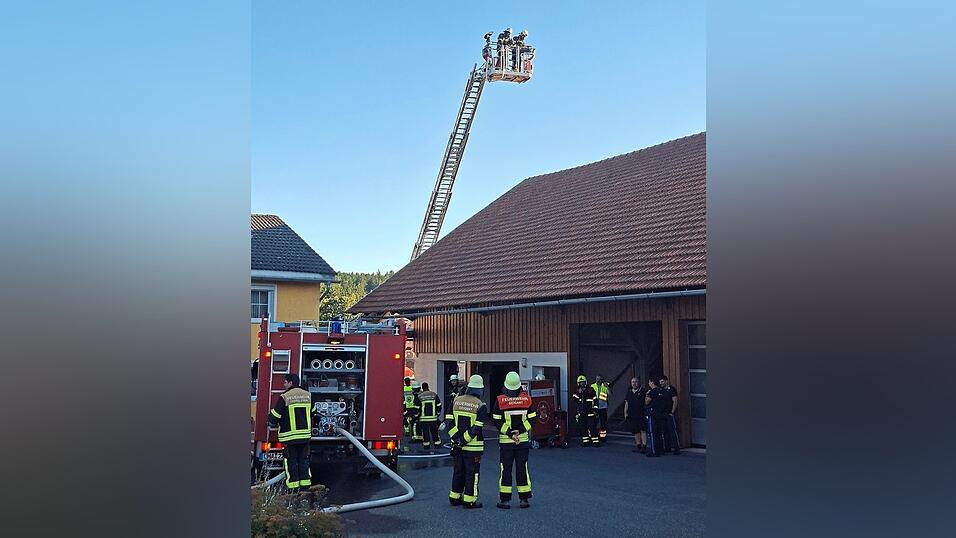 Feuerwehren, Polizei und Rettungsdienst sind vor Ort. Feuerwehren, Polizei und Rettungsdienst sind vor Ort.