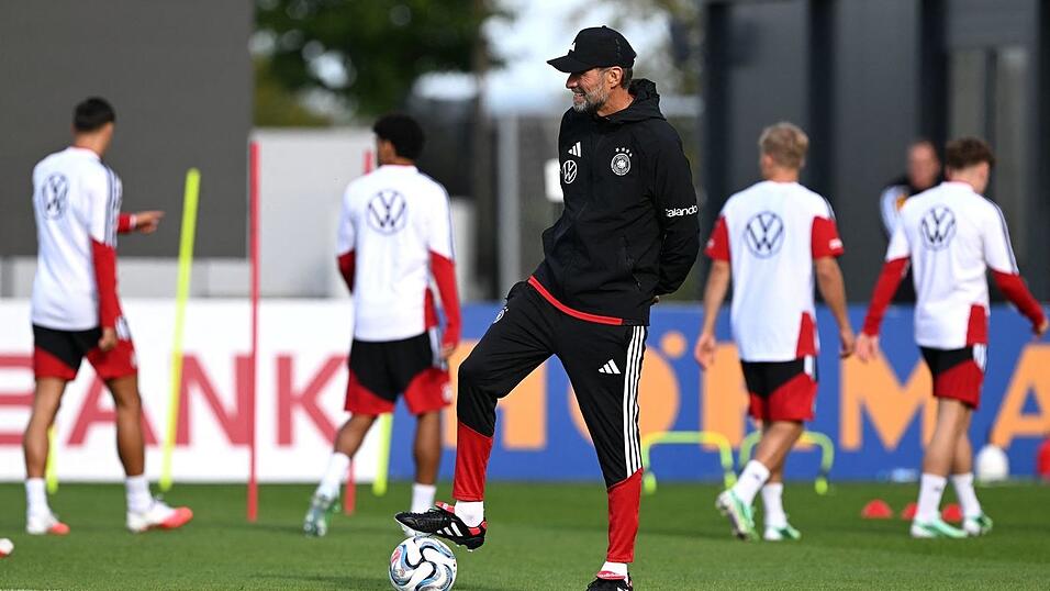 Jürgen Klopp beobachtet den Trainingsstart der Fußball-Nationalmannschaft. Jürgen Klopp beobachtet den Trainingsstart der Fußball-Nationalmannschaft.