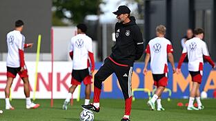 Jürgen Klopp beobachtet den Trainingsstart der Fußball-Nationalmannschaft. Jürgen Klopp beobachtet den Trainingsstart der Fußball-Nationalmannschaft.