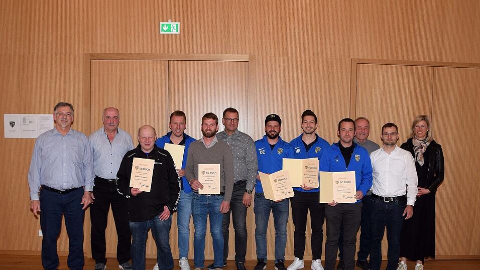 Alle f&uuml;r 25 Jahre Vereinstreue beim SC Buch Geehrten mit der Vorstandschaft.