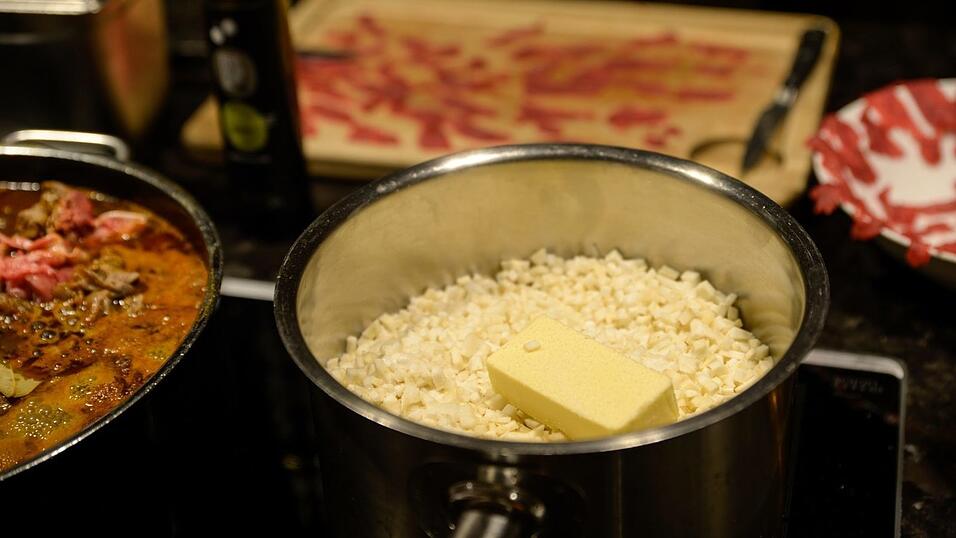 Sebastian Völkl aus dem Jedermann empfiehlt eine Selleriesuppe mit Banane und gebratener Blutwurst.