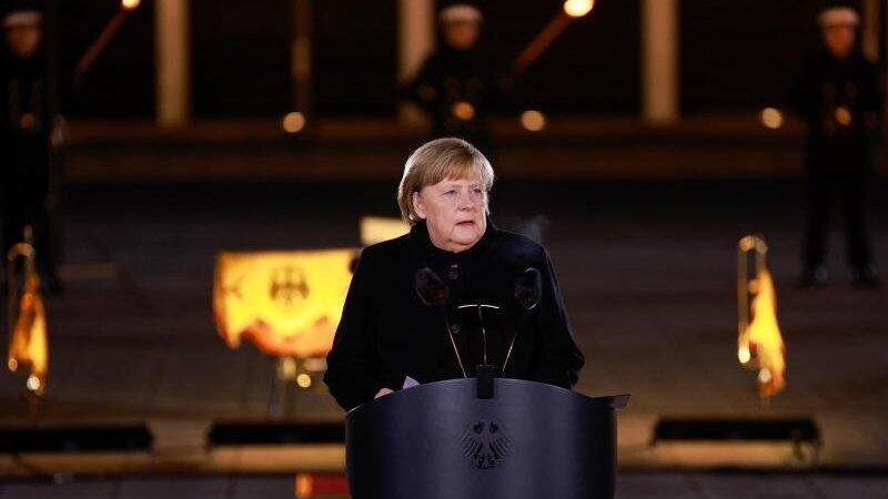 Bundeskanzlerin Angela Merkel hält bei ihrer Verabschiedung durch die Bundeswehr eine Rede. Bundeskanzlerin Angela Merkel hält bei ihrer Verabschiedung durch die Bundeswehr eine Rede.