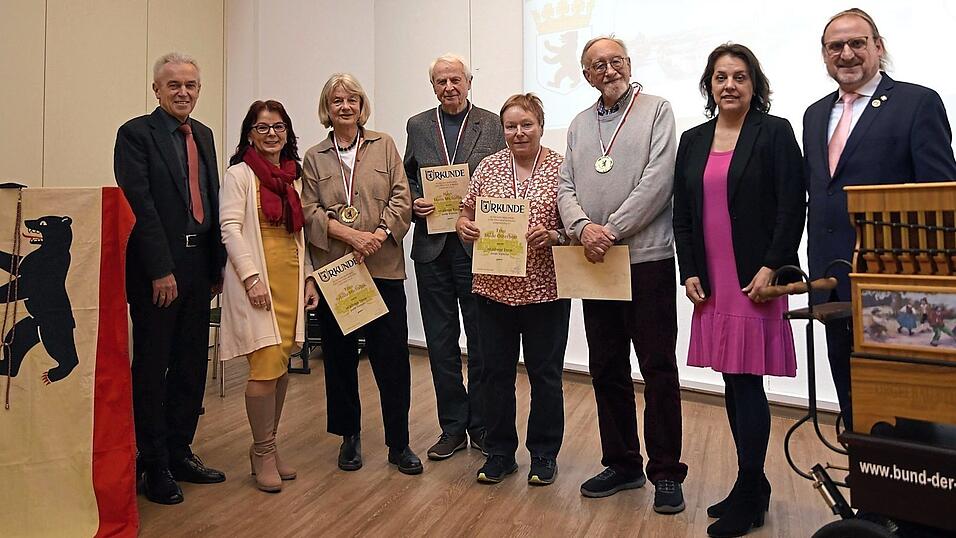 Freunde Berlins: (von links) Franz Wittmann, Anja K&ouml;nig, Sybilla und Hans Michallik, Hilde und Winfried Osterholt, Martina Hammerl und Frank Domakowski Foto: Uwe Grimm