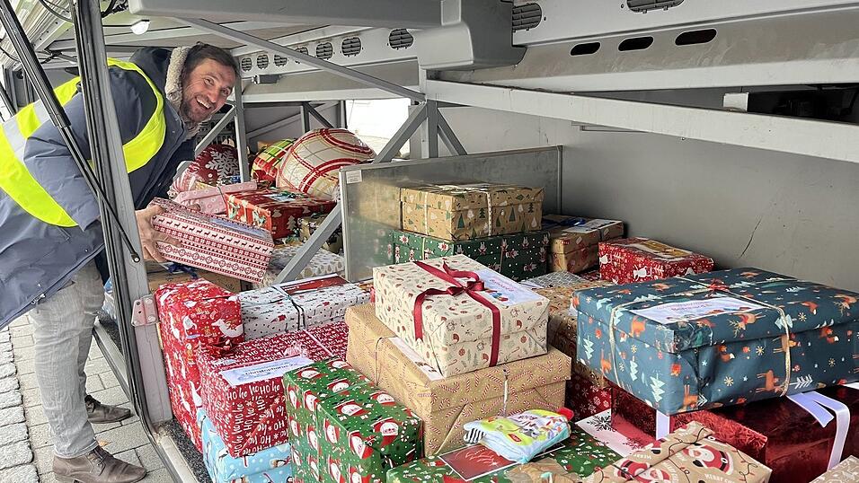 Mit vielen Weihnachtsp&auml;ckchen machten sich die Ursulinen-Sch&uuml;lerinnen auf den Weg nach Reichenbach.