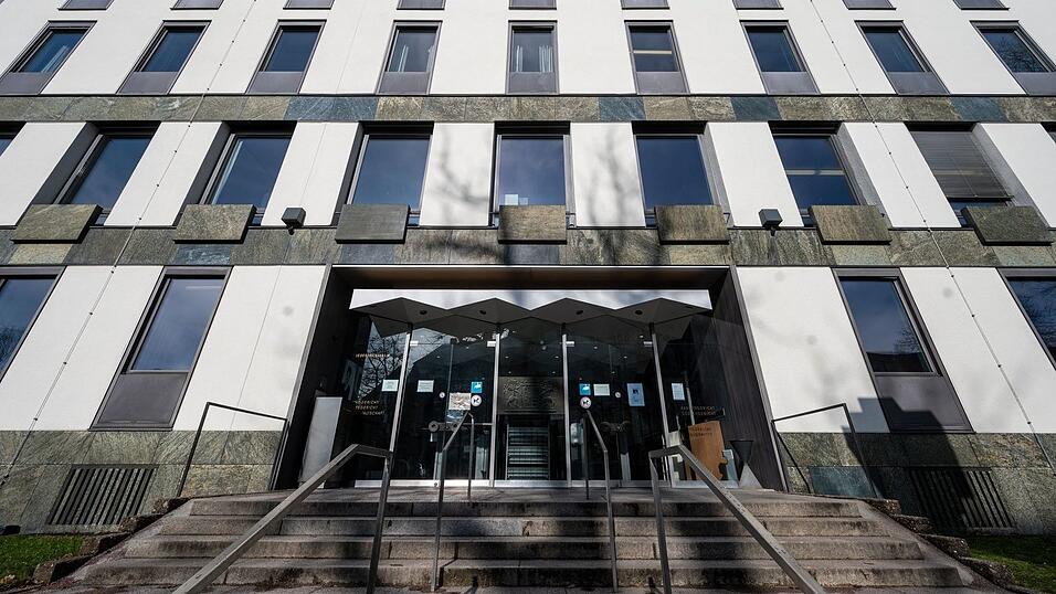 Vor dem Landgericht Weiden beginnt der Prozess im sogenannten Champagner-Fall. (Symbolbild) Vor dem Landgericht Weiden beginnt der Prozess im sogenannten Champagner-Fall. (Symbolbild)