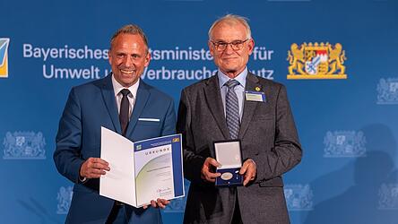Bayerns Umweltminister Thorsten Glauber (l.) &uuml;berreichte Franz Meindl am Mittwochabend die Umweltmedaille des Freistaats Bayern.