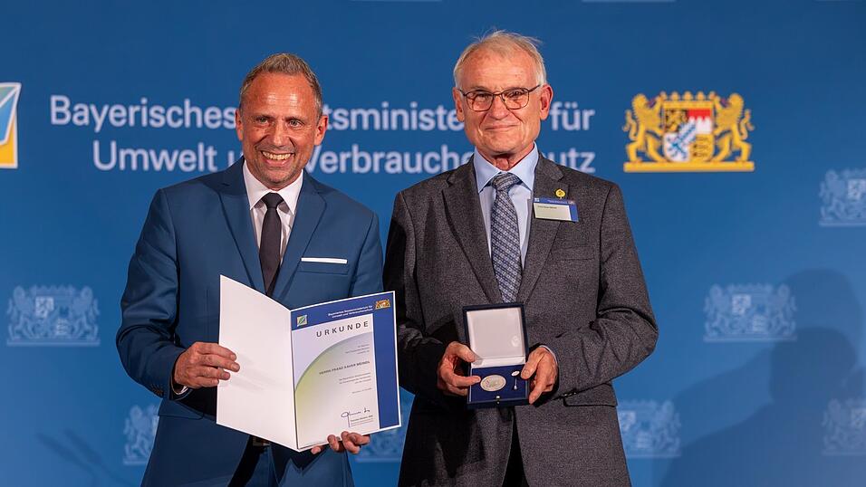 Bayerns Umweltminister Thorsten Glauber (l.) überreichte Franz Meindl am Mittwochabend die Umweltmedaille des Freistaats Bayern. Bayerns Umweltminister Thorsten Glauber (l.) überreichte Franz Meindl am Mittwochabend die Umweltmedaille des Freistaats Bayern.