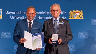 Bayerns Umweltminister Thorsten Glauber (l.) überreichte Franz Meindl am Mittwochabend die Umweltmedaille des Freistaats Bayern. Bayerns Umweltminister Thorsten Glauber (l.) überreichte Franz Meindl am Mittwochabend die Umweltmedaille des Freistaats Bayern.