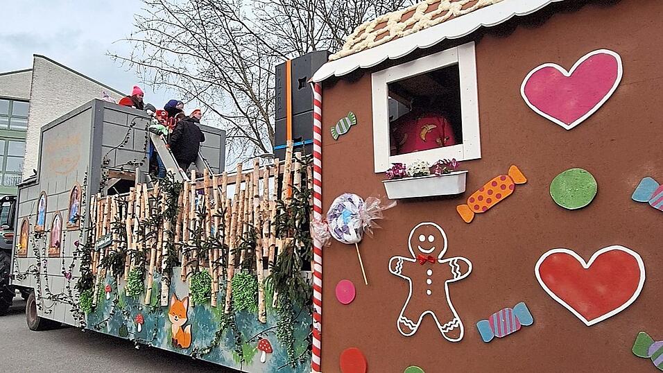 Die Ettenkofener rollten mit einem aufwendig gestalteten M&auml;rchen-Wagen an.