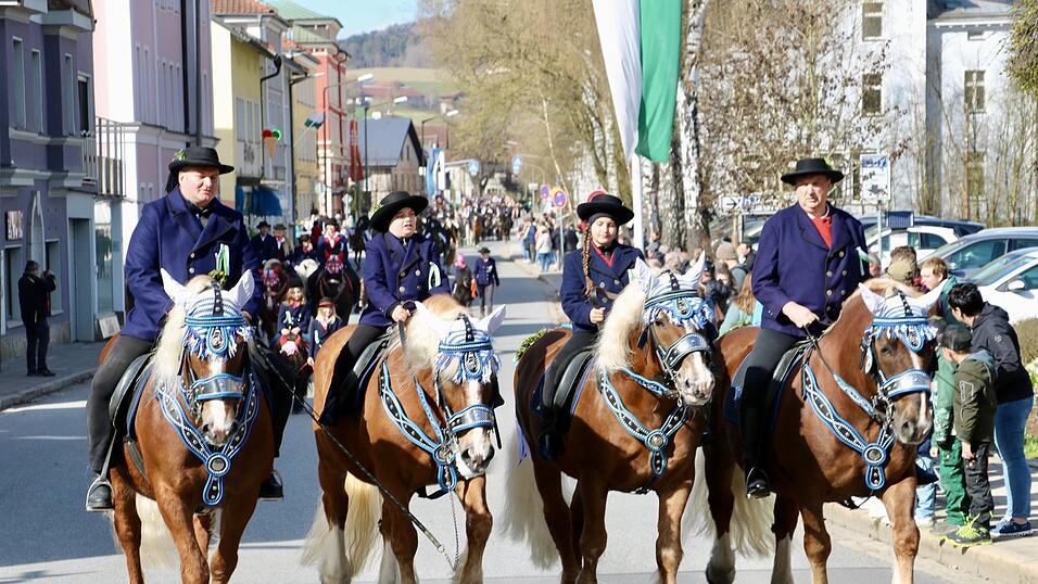 Zugorganisator Hans-Jürgen Traurig (links) mit seinen Kindern und Bauhof-Chef Christoph Haimerl (rechts). Zugorganisator Hans-Jürgen Traurig (links) mit seinen Kindern und Bauhof-Chef Christoph Haimerl (rechts).
