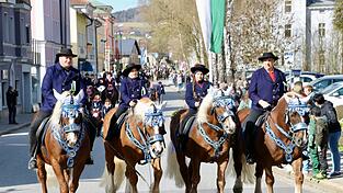 Zugorganisator Hans-J&uuml;rgen Traurig (links) mit seinen Kindern und Bauhof-Chef Christoph Haimerl (rechts).